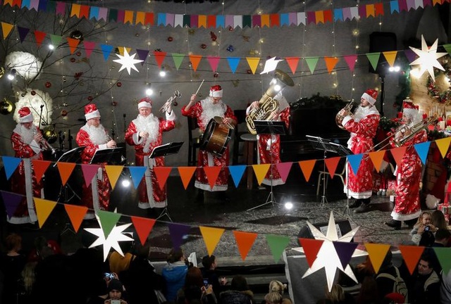 Chùm ảnh: Những ông già Noel ấn tượng nhất Giáng sinh 2019 - 3 Chùm ảnh: Những ông già Noel ấn tượng nhất Giáng sinh 2019 - 3