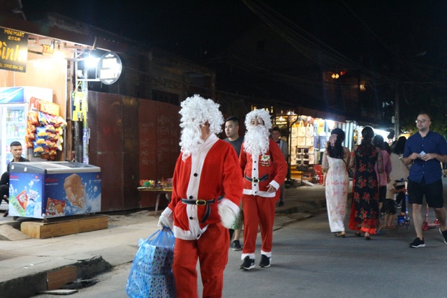 Hội An: Người dân xuống đường đón Giáng sinh 
