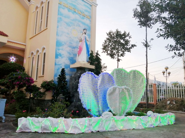Các nhà thờ trang trí bắt mắt, đường phố đông nghịt người vui chơi đêm Noel - 30 Các nhà thờ trang trí bắt mắt, đường phố đông nghịt người vui chơi đêm Noel - 30