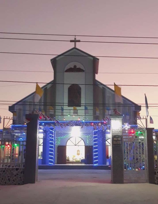 Các nhà thờ trang trí bắt mắt, đường phố đông nghịt người vui chơi đêm Noel - 17 Các nhà thờ trang trí bắt mắt, đường phố đông nghịt người vui chơi đêm Noel - 17