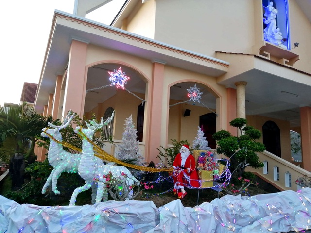 Các nhà thờ trang trí bắt mắt, đường phố đông nghịt người vui chơi đêm Noel - 31 Các nhà thờ trang trí bắt mắt, đường phố đông nghịt người vui chơi đêm Noel - 31