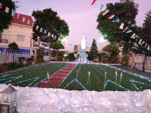 Các nhà thờ trang trí bắt mắt, đường phố đông nghịt người vui chơi đêm Noel - 32 Các nhà thờ trang trí bắt mắt, đường phố đông nghịt người vui chơi đêm Noel - 32
