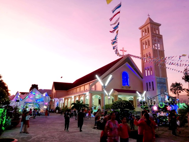 Các nhà thờ trang trí bắt mắt, đường phố đông nghịt người vui chơi đêm Noel - 27 Các nhà thờ trang trí bắt mắt, đường phố đông nghịt người vui chơi đêm Noel - 27
