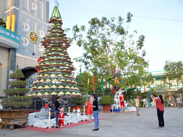 Các nhà thờ trang trí bắt mắt, đường phố đông nghịt người vui chơi đêm Noel - 35 Các nhà thờ trang trí bắt mắt, đường phố đông nghịt người vui chơi đêm Noel - 35