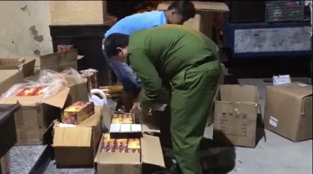 Phát hiện xe chở hàng trăm thùng pháo điện ở Đà Nẵng - 2 Phát hiện xe chở hàng trăm thùng pháo điện ở Đà Nẵng - 2
