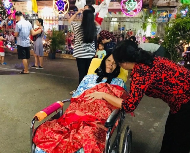 Con gái gần 60 tuổi 10 năm đưa mẹ đi đón Giáng sinh trên xe lăn - 2 Con gái gần 60 tuổi 10 năm đưa mẹ đi đón Giáng sinh trên xe lăn - 2