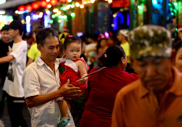 Những em bé đáng yêu trong đêm Giáng sinh trên phố Tây Sài Gòn - 12