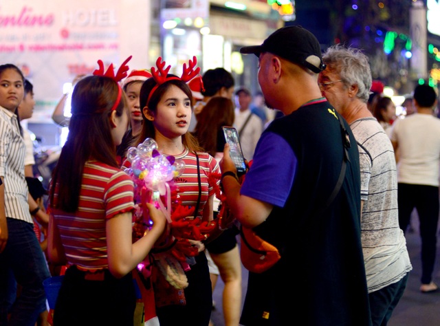 Những em bé đáng yêu trong đêm Giáng sinh trên phố Tây Sài Gòn - 16 Những em bé đáng yêu trong đêm Giáng sinh trên phố Tây Sài Gòn - 16