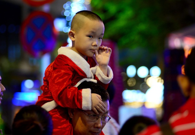 Những em bé đáng yêu trong đêm Giáng sinh trên phố Tây Sài Gòn - 4 Những em bé đáng yêu trong đêm Giáng sinh trên phố Tây Sài Gòn - 4