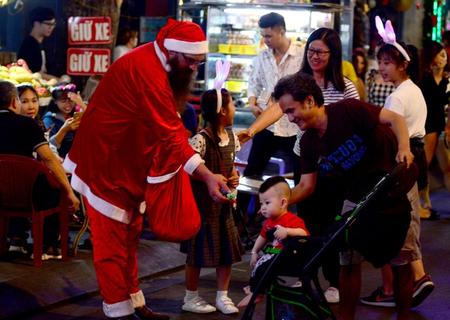 Khách Tây hoá thân thành ông già Noel đi phát quà trên phố Sài Gòn - 4