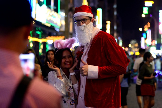 Khách Tây hoá thân thành ông già Noel đi phát quà trên phố Sài Gòn - 11