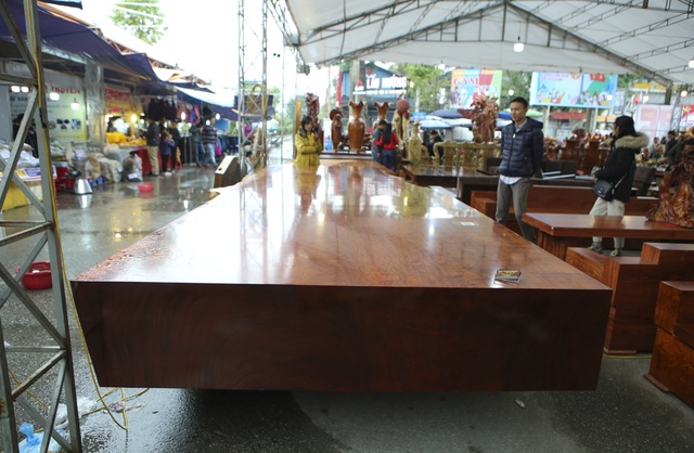 Chiêm ngưỡng những chiếc phản làm bằng gỗ cẩm giá hơn 2 tỷ đồng - 1 Chiêm ngưỡng những chiếc phản làm bằng gỗ cẩm giá hơn 2 tỷ đồng - 1