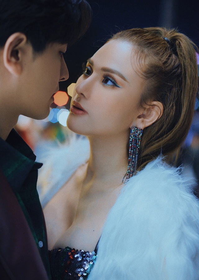 Thu Thủy tung bộ ảnh Giáng sinh đầy nóng bỏng cùng chồng trẻ - 2 Thu Thủy tung bộ ảnh Giáng sinh đầy nóng bỏng cùng chồng trẻ - 2