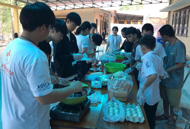 Học sinh Hàn Quốc vẽ tranh tường, giao lưu với trẻ khuyết tật Quảng Trị - 5 Học sinh Hàn Quốc vẽ tranh tường, giao lưu với trẻ khuyết tật Quảng Trị - 5