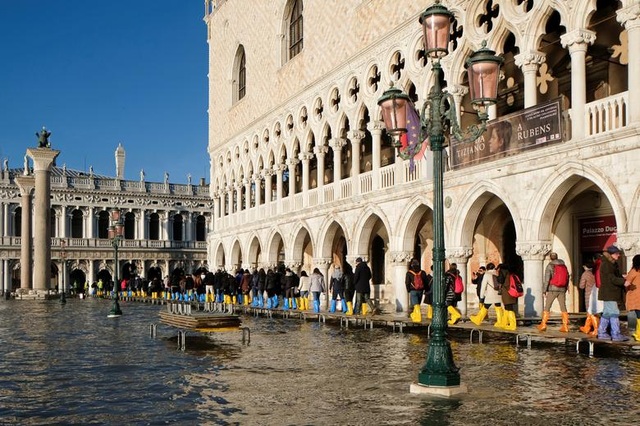 Venice “thất thủ” dịp Giáng sinh vì ngập nặng - 6 Venice “thất thủ” dịp Giáng sinh vì ngập nặng - 6