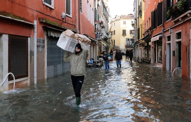 Venice “thất thủ” dịp Giáng sinh vì ngập nặng - 7 Venice “thất thủ” dịp Giáng sinh vì ngập nặng - 7
