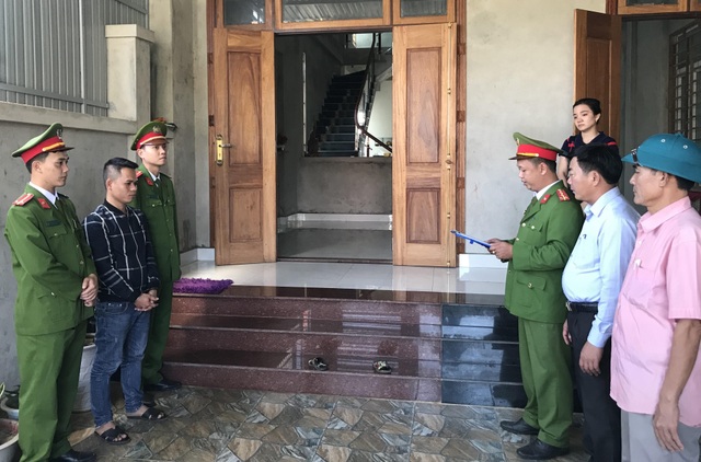 Bắt 2 đối tượng dùng ô tô chở hơn 3 tạ pháo - 2 Bắt 2 đối tượng dùng ô tô chở hơn 3 tạ pháo - 2