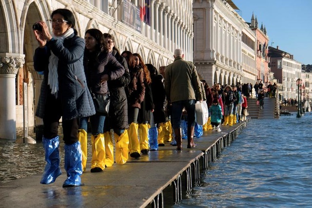 Venice “thất thủ” dịp Giáng sinh vì ngập nặng - 4 Venice “thất thủ” dịp Giáng sinh vì ngập nặng - 4