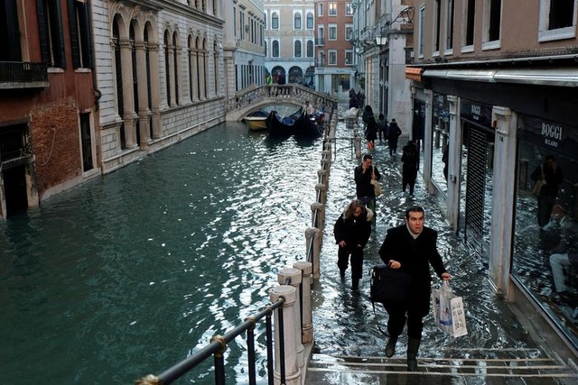 Venice “thất thủ” dịp Giáng sinh vì ngập nặng - 3 Venice “thất thủ” dịp Giáng sinh vì ngập nặng - 3
