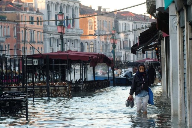 Venice “thất thủ” dịp Giáng sinh vì ngập nặng - 9 Venice “thất thủ” dịp Giáng sinh vì ngập nặng - 9