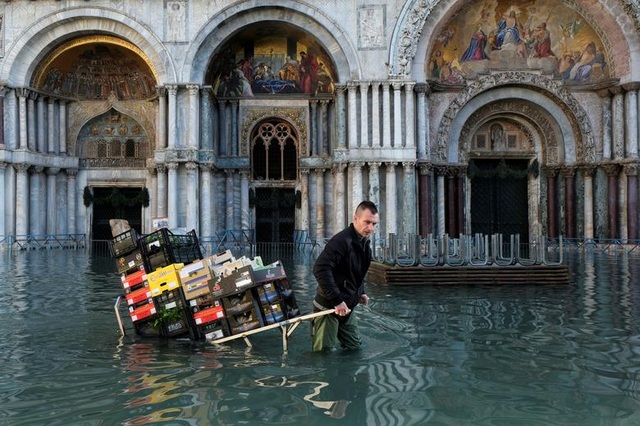 Venice “thất thủ” dịp Giáng sinh vì ngập nặng - 1 Venice “thất thủ” dịp Giáng sinh vì ngập nặng - 1