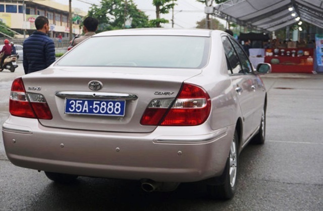 Cấp biển số mới cho chiếc xe Camry mang 2 biển xanh chở lãnh đạo Ninh Bình - 1