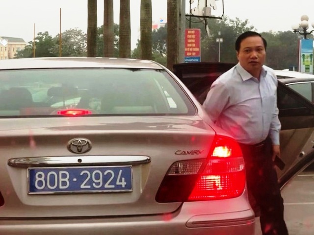 Cấp biển số mới cho chiếc xe Camry mang 2 biển xanh chở lãnh đạo Ninh Bình - 2