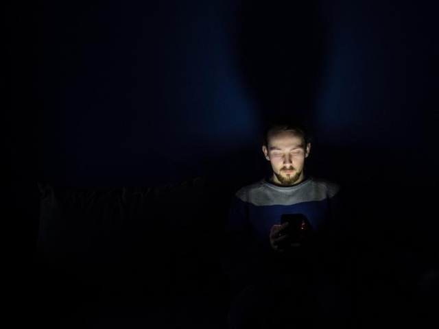 “Chế độ ban đêm” của điện thoại di động có giúp dễ ngủ hơn không? - 1