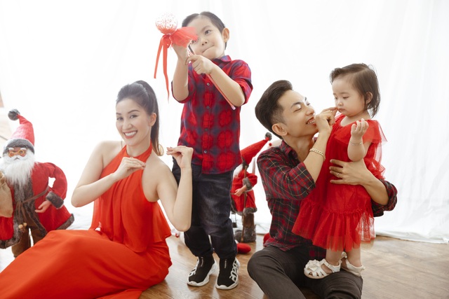Khánh Thi - Phan Hiển bù đắp Giáng sinh cho con sau mùa SEA Games xa biền biệt - 14 Khánh Thi - Phan Hiển bù đắp Giáng sinh cho con sau mùa SEA Games xa biền biệt - 14