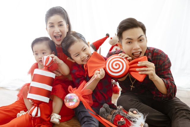 Khánh Thi - Phan Hiển bù đắp Giáng sinh cho con sau mùa SEA Games xa biền biệt - 2 Khánh Thi - Phan Hiển bù đắp Giáng sinh cho con sau mùa SEA Games xa biền biệt - 2