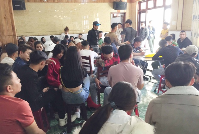 Đột kích quán bar, phát hiện hàng trăm đối tượng dương tính với ma túy - 1 Đột kích quán bar, phát hiện hàng trăm đối tượng dương tính với ma túy - 1