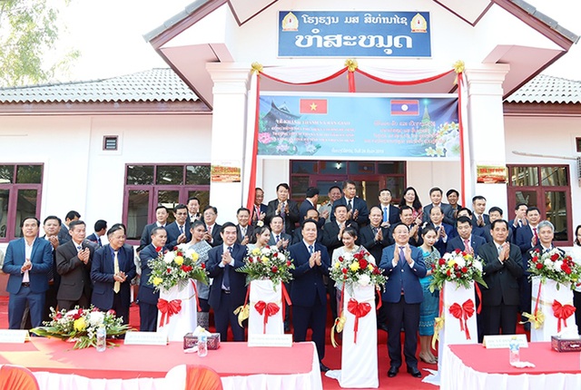 Chủ tịch nước CHDCND Lào trao tặng Huân chương Lao động hạng Ba cho tỉnh Hà Tĩnh - Ảnh minh hoạ 3