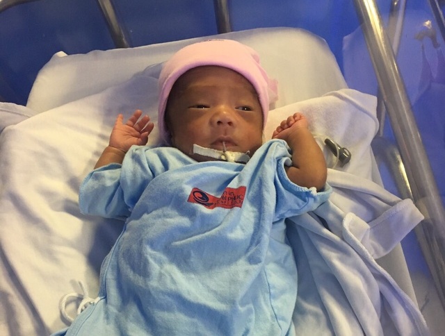 Bé trai thụ tinh ống nghiệm chào đời chỉ nặng 0,8kg - 2 Bé trai thụ tinh ống nghiệm chào đời chỉ nặng 0,8kg - 2