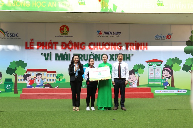 Trao học bổng gây quỹ từ việc thu gom dụng cụ học tập cũ và rác thải nhựa tái chế - 1 Trao học bổng gây quỹ từ việc thu gom dụng cụ học tập cũ và rác thải nhựa tái chế - 1
