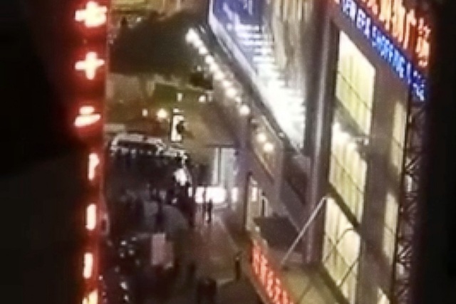 Trung Quốc: Hai nữ sinh tử vong vì bị người nhảy lầu tự tử đè trúng - 1