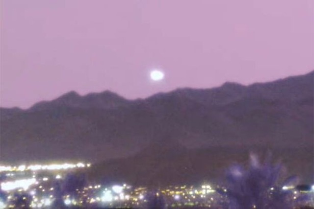 UFO khổng lồ trên bầu trời Las Vegas