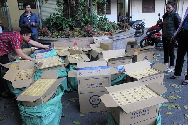 Xóa sổ ổ nhóm chuyên tiêu thụ thuốc lá ngoại nhập lậu, thu giữ 12.000 bao thuốc lá - 1 Xóa sổ ổ nhóm chuyên tiêu thụ thuốc lá ngoại nhập lậu, thu giữ 12.000 bao thuốc lá - 1