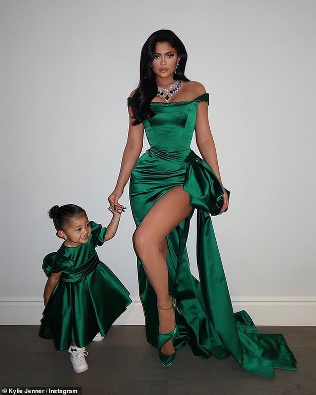 Kylie Jenner và con gái diện váy hàng hiệu đón giáng sinh | Báo ...