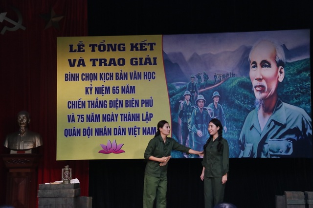 “Đôi mắt” giành giải Kịch bản Văn học kỷ niệm 65 năm chiến thắng Điện Biên Phủ - 2 “Đôi mắt” giành giải Kịch bản Văn học kỷ niệm 65 năm chiến thắng Điện Biên Phủ - 2