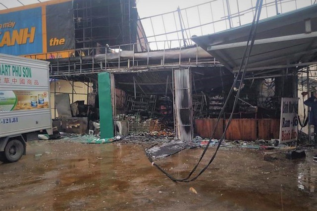 Siêu thị cháy lớn ngày cuối năm, hàng tỷ đồng ra tro - 1 Siêu thị cháy lớn ngày cuối năm, hàng tỷ đồng ra tro - 1