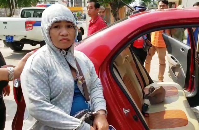 Người phụ nữ dẫn con nhỏ, giấu ma túy trong mũ len… vẫn bị phát hiện - 1 Người phụ nữ dẫn con nhỏ, giấu ma túy trong mũ len… vẫn bị phát hiện - 1
