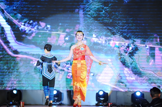 Độc đáo cuộc thi hoa khôi hội tụ trang phục truyền thống các dân tộc thiểu số - 4 Độc đáo cuộc thi hoa khôi hội tụ trang phục truyền thống các dân tộc thiểu số - 4