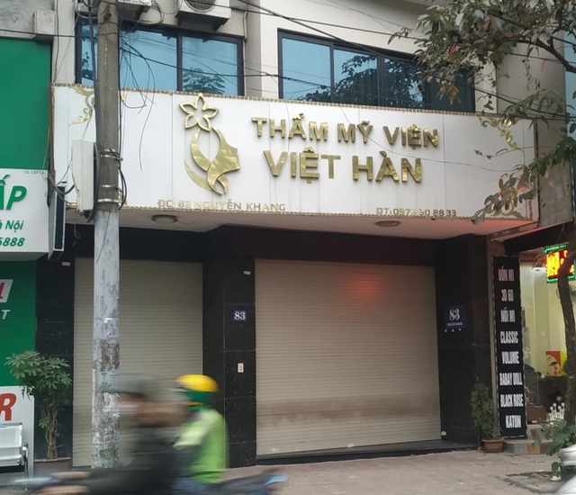 Thẩm mỹ viện Việt Hàn đóng kín cửa, người dân tập trung đông sau vụ việc chết người - 1 Thẩm mỹ viện Việt Hàn đóng kín cửa, người dân tập trung đông sau vụ việc chết người - 1