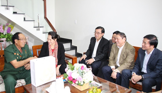 Chủ tịch Quốc hội thăm các gia đình chính sách tại Quảng Trị