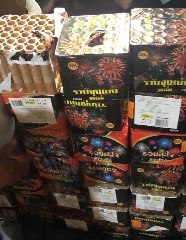 Xe khách chở pháo lậu tông vào xe CSGT khi bị truy đuổi - 1 Xe khách chở pháo lậu tông vào xe CSGT khi bị truy đuổi - 1