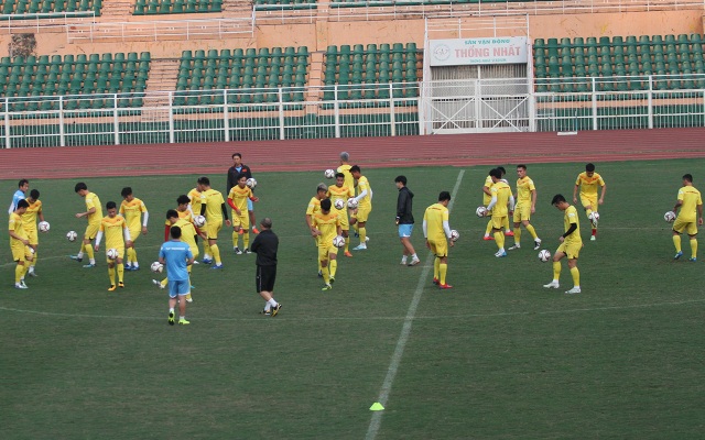 HLV Park Hang Seo vờn bóng với các cầu thủ trên sân tập - 2