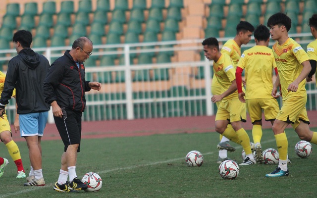 HLV Park Hang Seo vờn bóng với các cầu thủ trên sân tập - 13