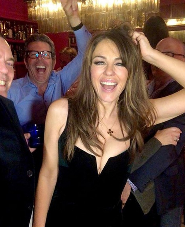 Fans choáng vì vẻ gợi cảm của sao U60 Elizabeth Hurley - 4 Fans choáng vì vẻ gợi cảm của sao U60 Elizabeth Hurley - 4