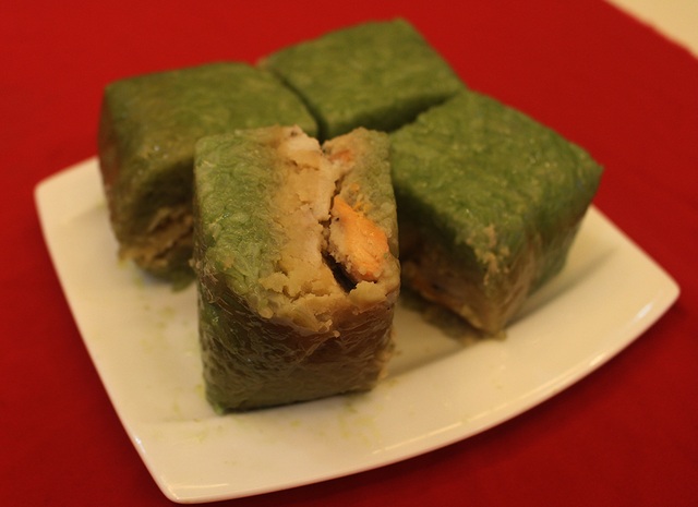 Nửa triệu đồng 1 cặp bánh chưng nhân cá hồi, nhiều khách vẫn quyết rinh về ăn tết - 1 Nửa triệu đồng 1 cặp bánh chưng nhân cá hồi, nhiều khách vẫn quyết rinh về ăn tết - 1