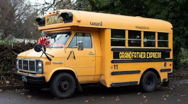 Ông nội chất chơi mua xe buýt đưa đón 10 đứa cháu đến trường